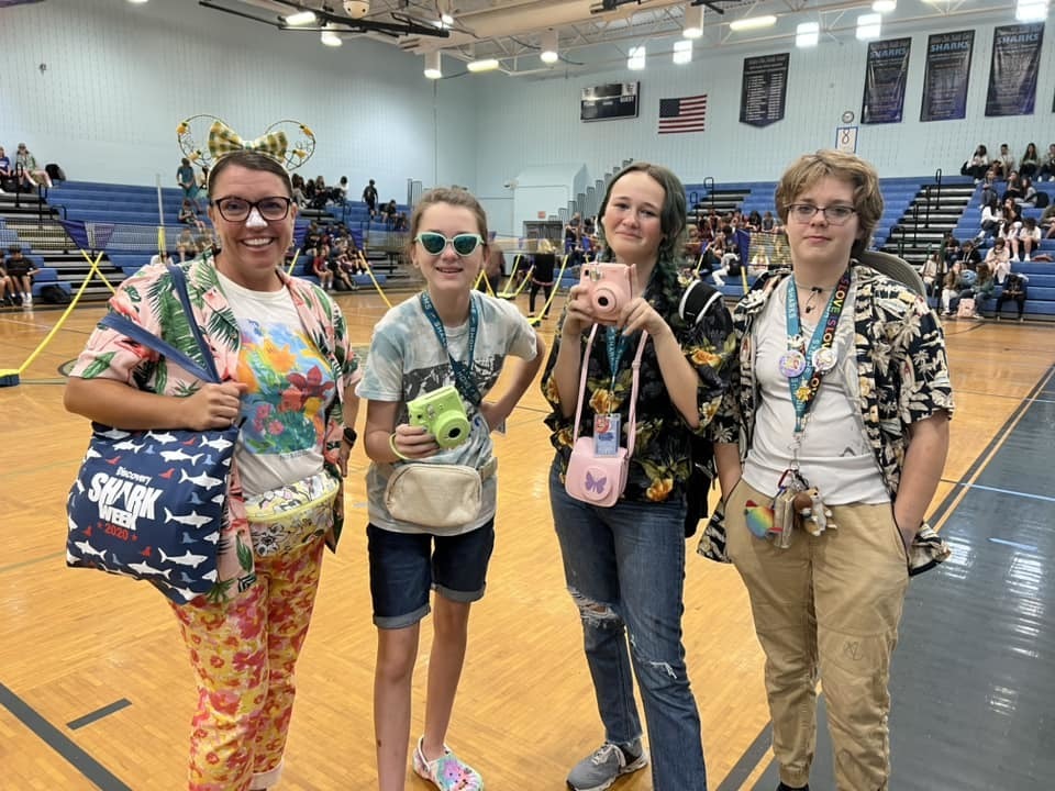 Hidden Oaks students and staff dress up as tacky tourists