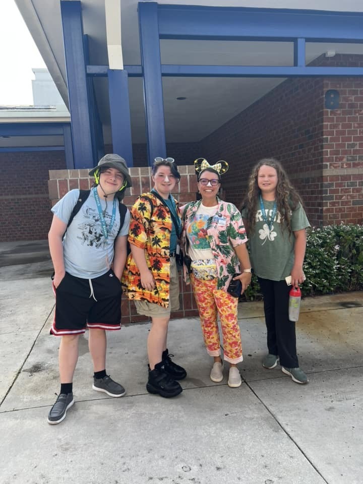 Hidden Oaks students and staff dress up as tacky tourists