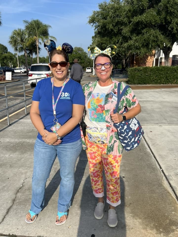 Hidden Oaks students and staff dress up as tacky tourists